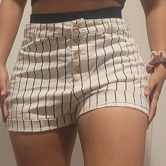 Used Black and White Striped Button Up Shorts Size Large - Picture 2 of 4